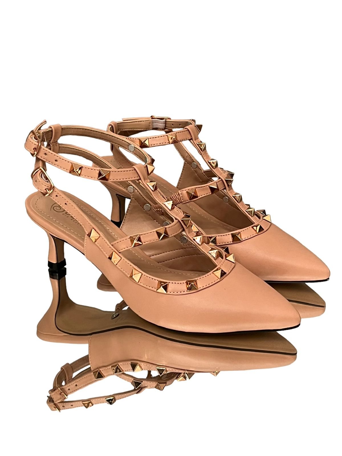 Scarpin Nude Rosado Slingback Detalhes Spike Dourado Salto Cm