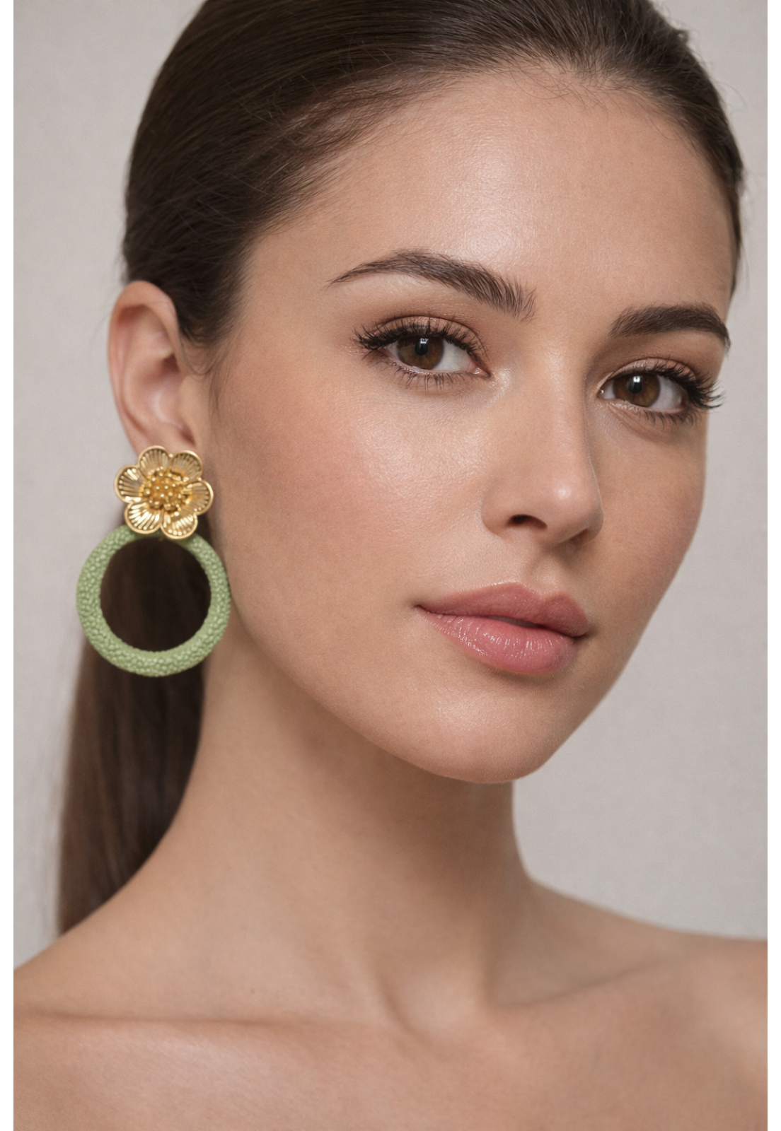 BRINCO FLOR DOURADA E ARGOLA VERDE