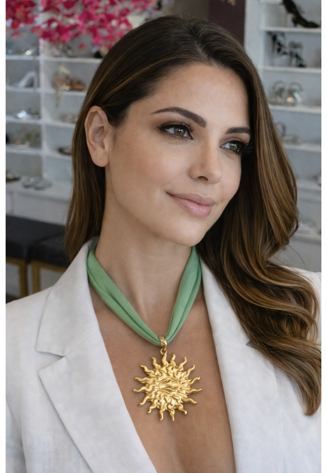 COLAR LENÇO CLARO COM PINGENTE DE SOL DOURADO