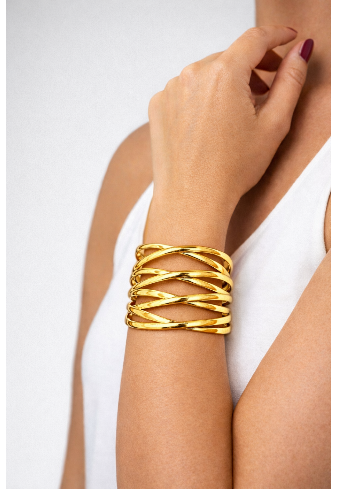 BRACELETE DOURADO EM FORMATO DE X 