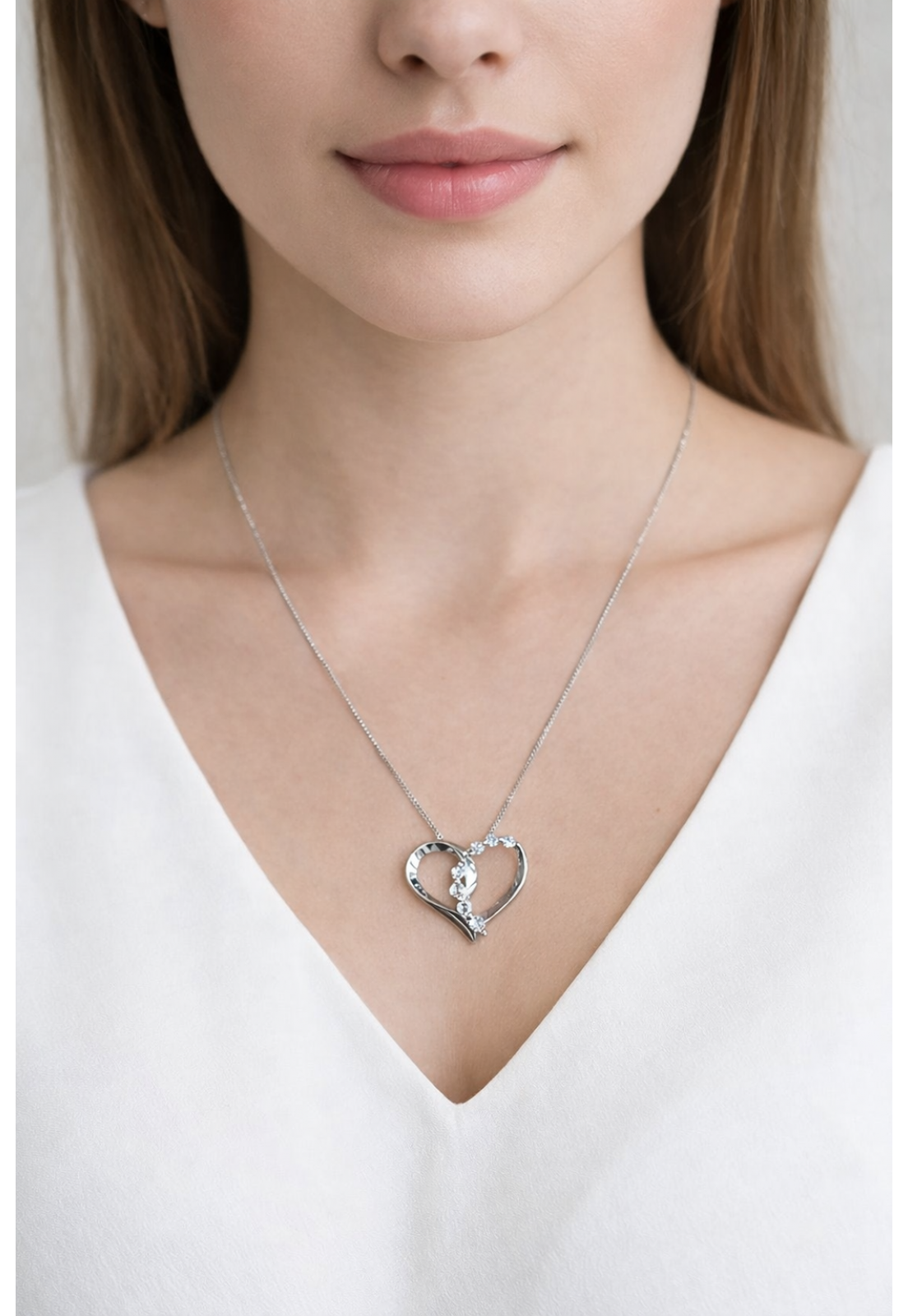 Colar Coração Grande Vazado com detalhes Micro Zirconias Ródio Branco