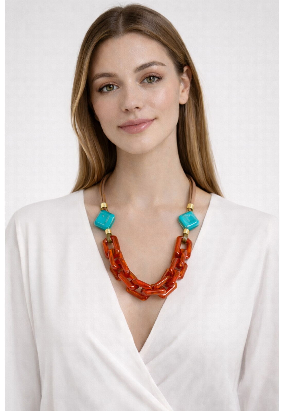 COLAR MARROM COM CORRENTARIA VERMELHA E DETALHE AZUL