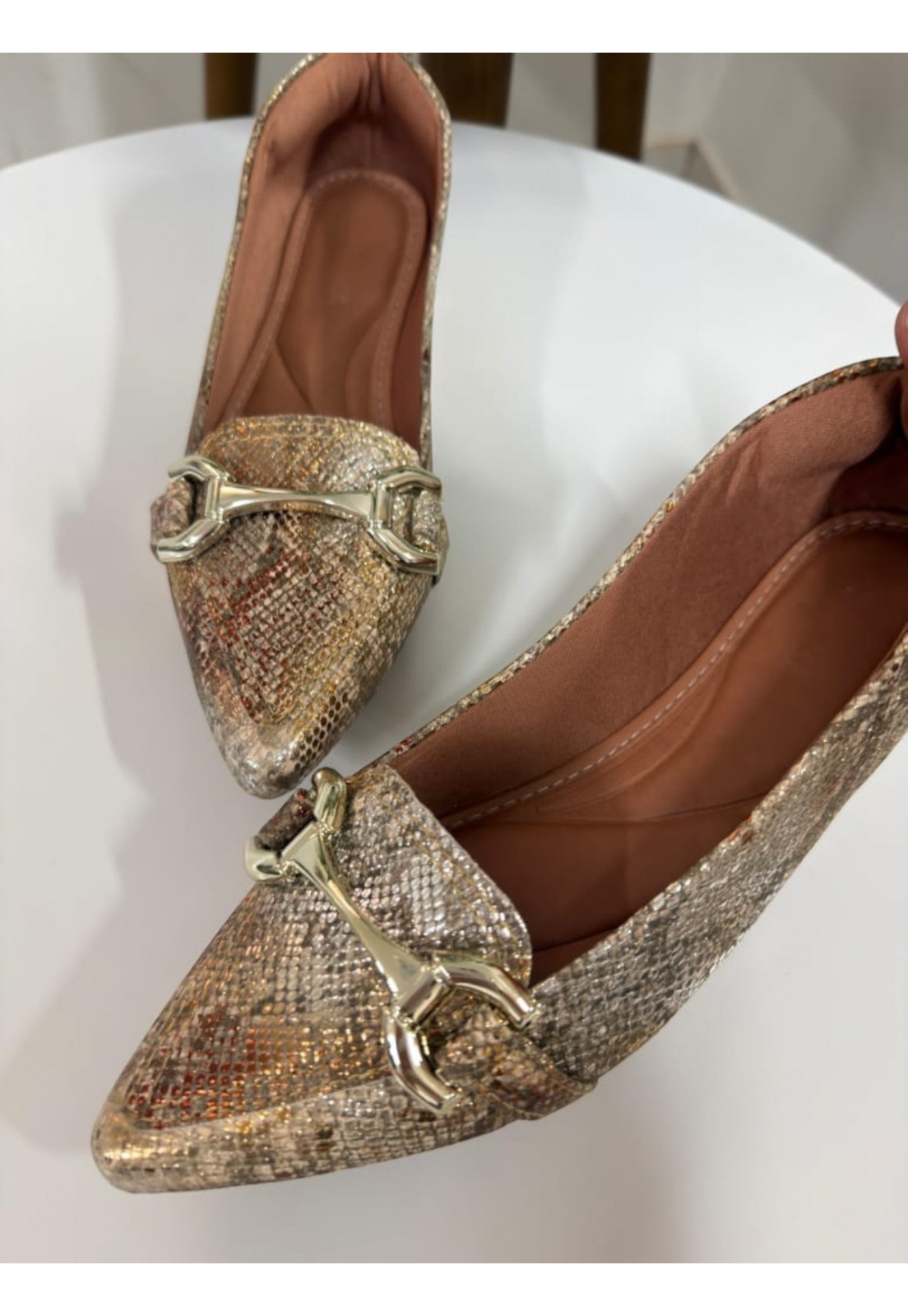 SAPATILHA ANIMAL PRINT DOURADO COM FIVELA METALIZADA