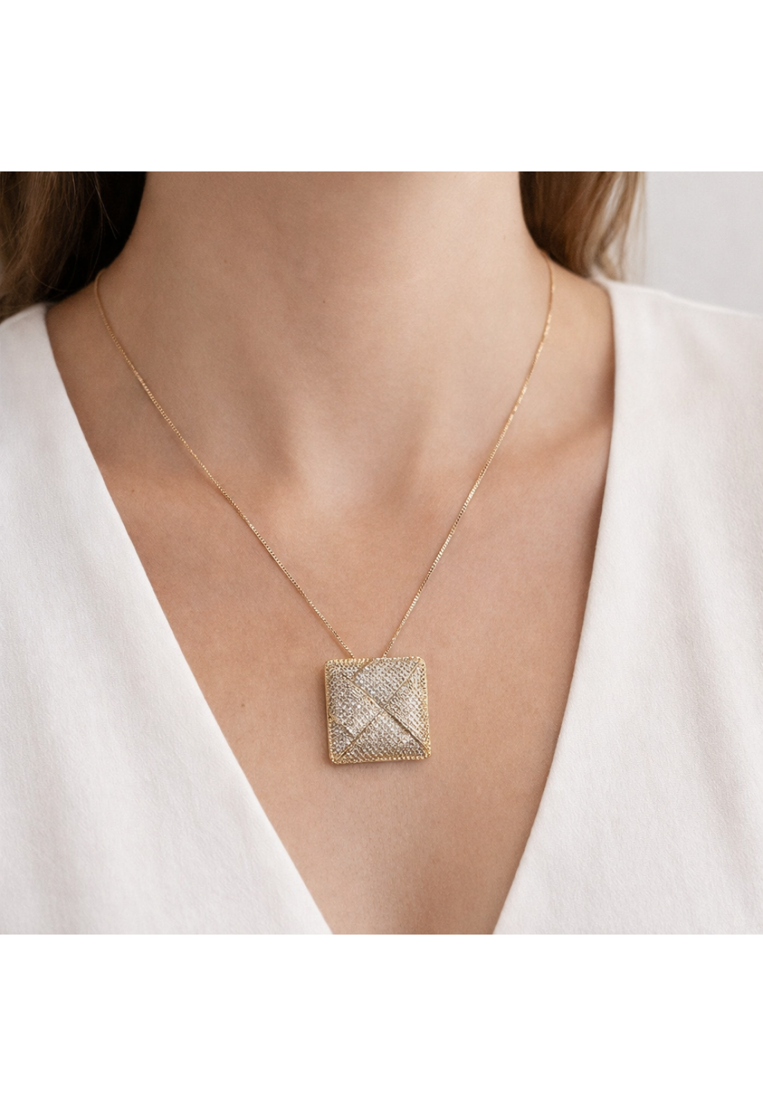 COLAR QUADRADO CRAVEJADO 3X3CM OURO 18K