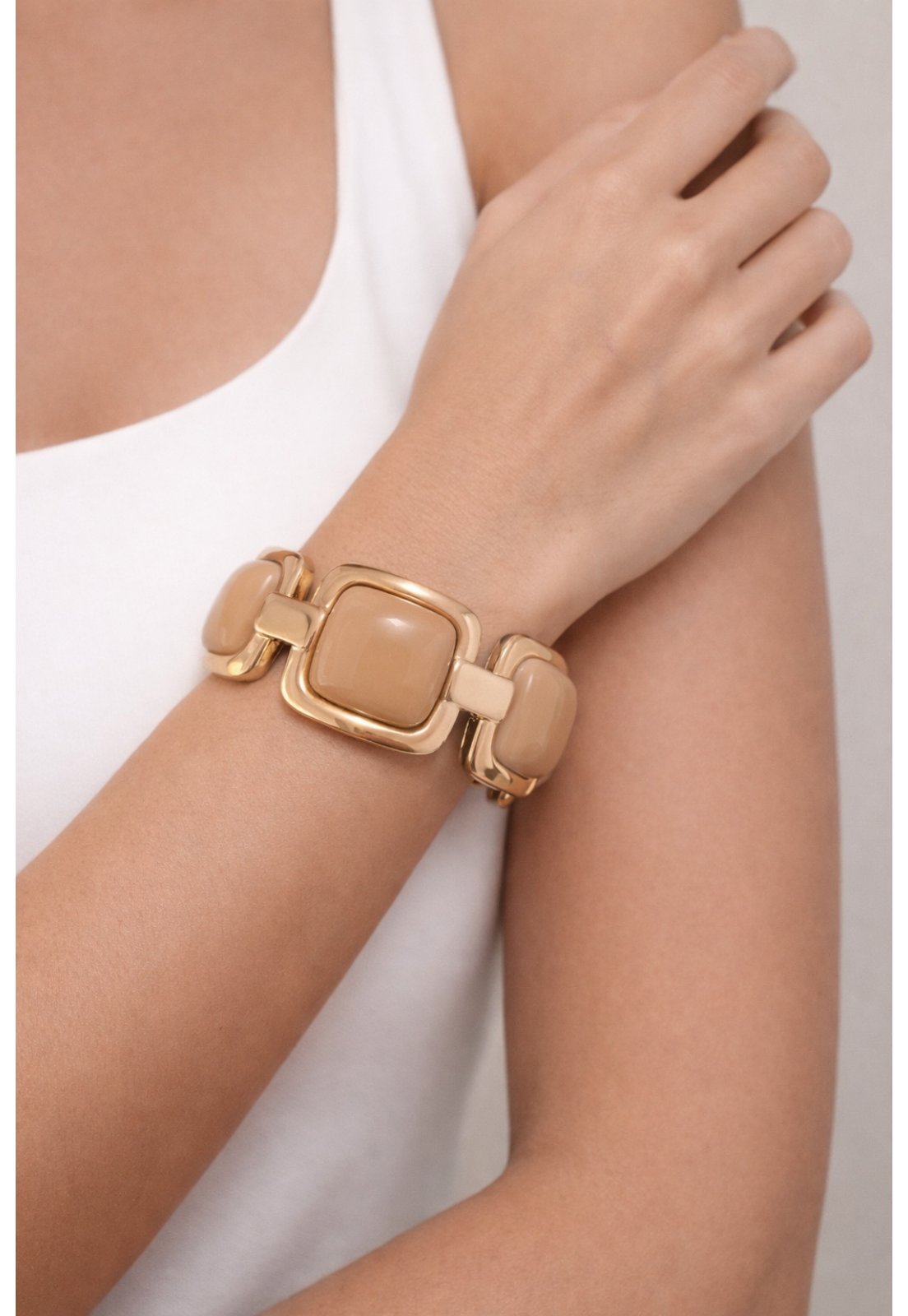 BRACELETE DOURADO QUADRADO MARROM