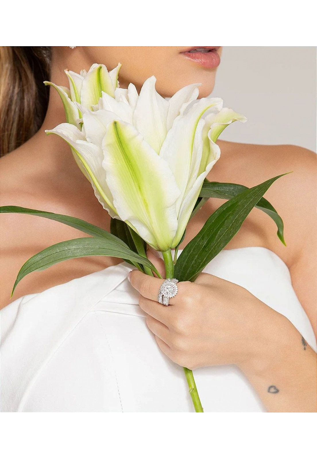 Dupla de anéis detalhes cravejados de zircônia cristal banho em ródio branco