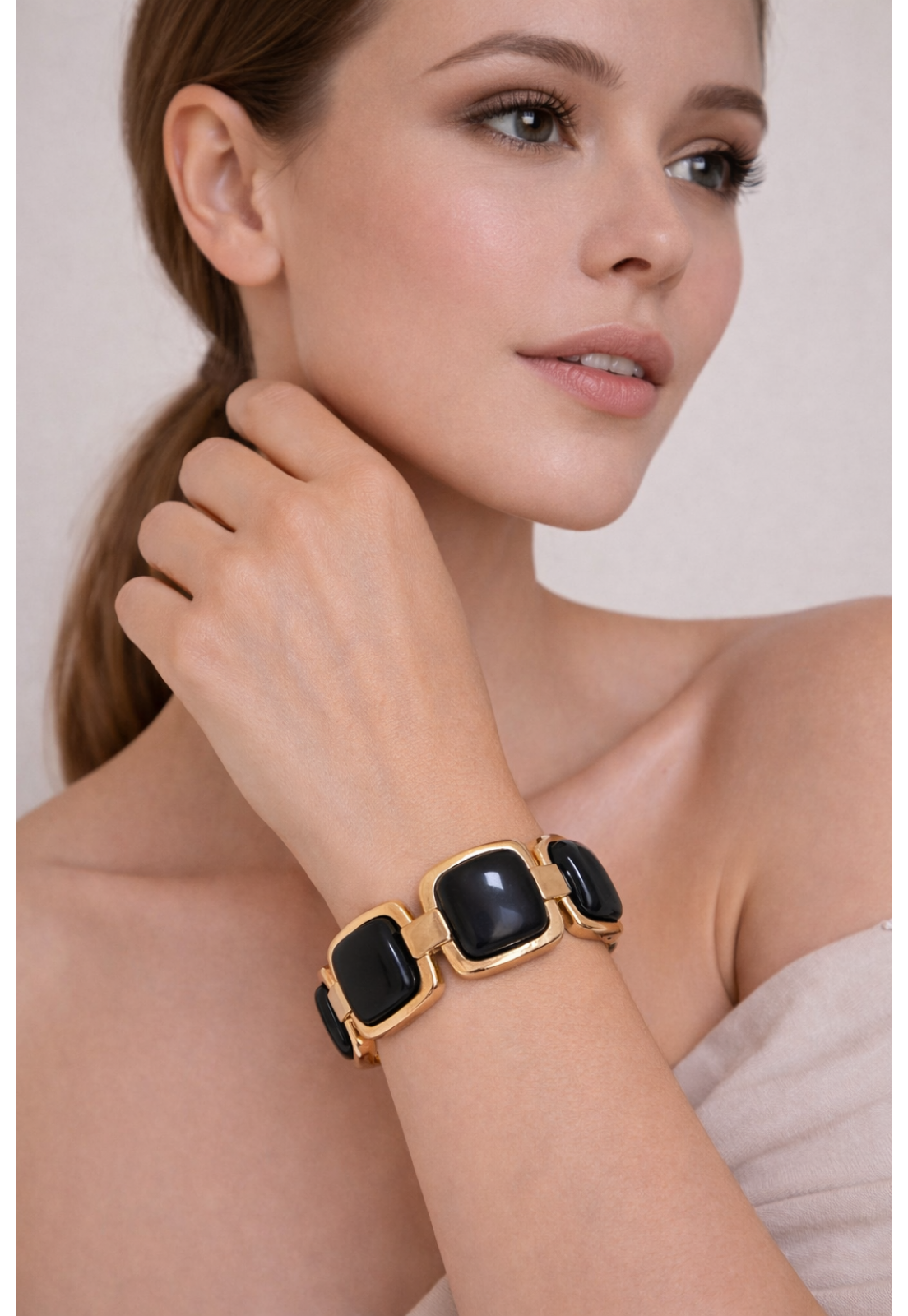 BRACELETE DOURADO QUADRADO PRETO