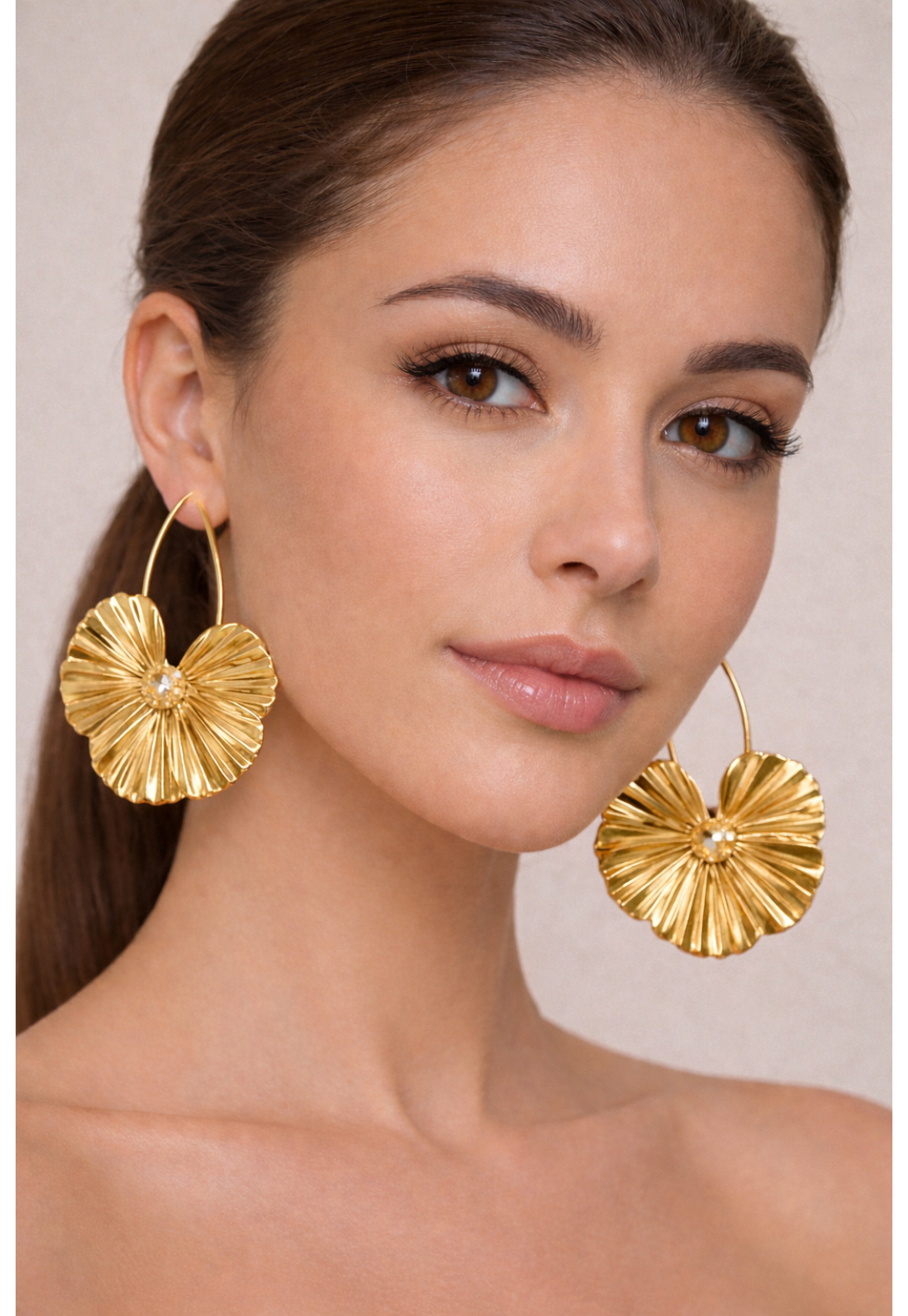 BRINCO FLOR DOURADA E MIOLO CRISTAL