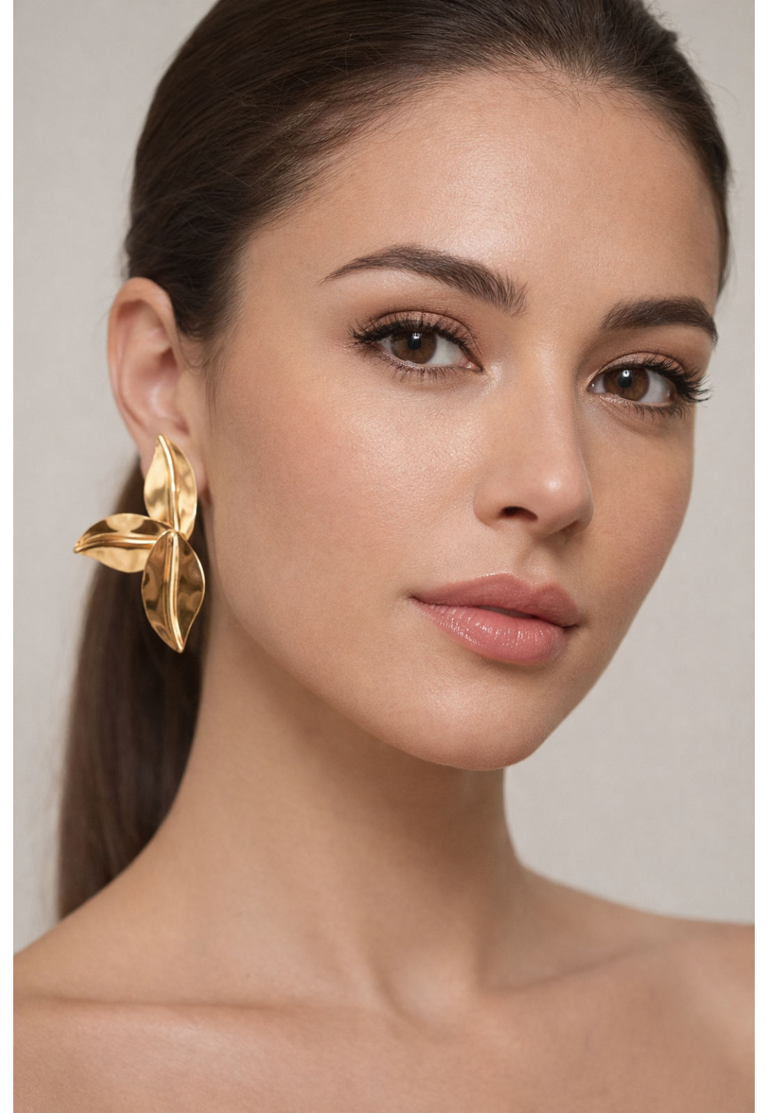 BRINCO MEIA PÉTALA DOURADA