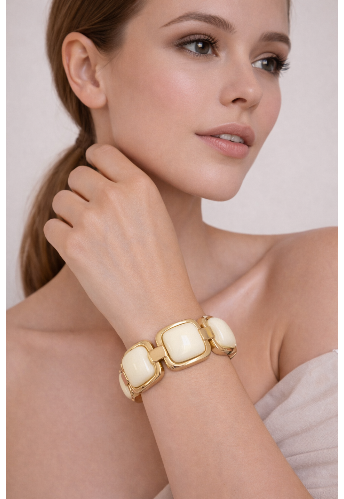 BRACELETE DOURADO QUADRADO COR CREME