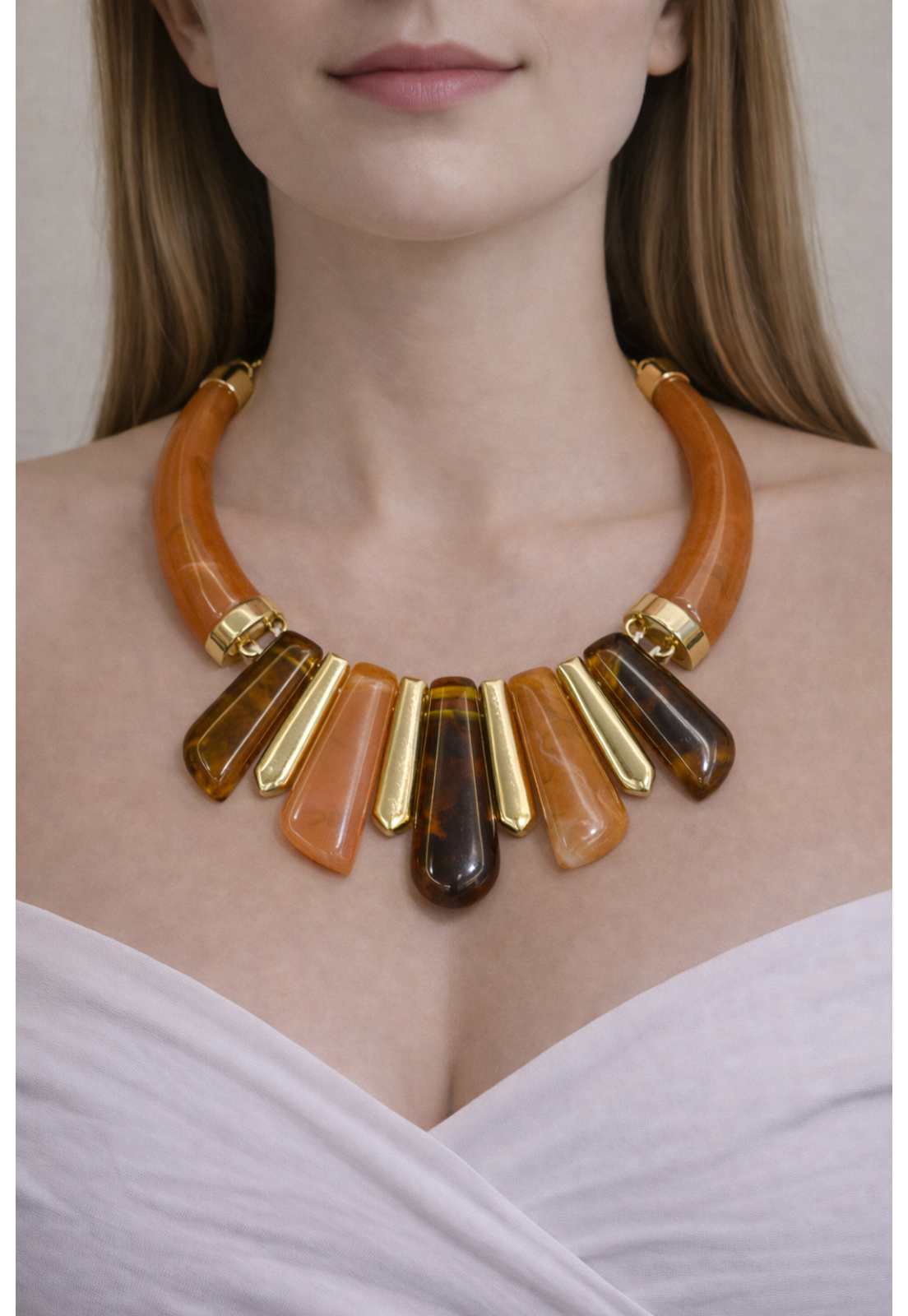 COLAR MAXIMALISTA CARAMELO, DOURADO E FUMÊ