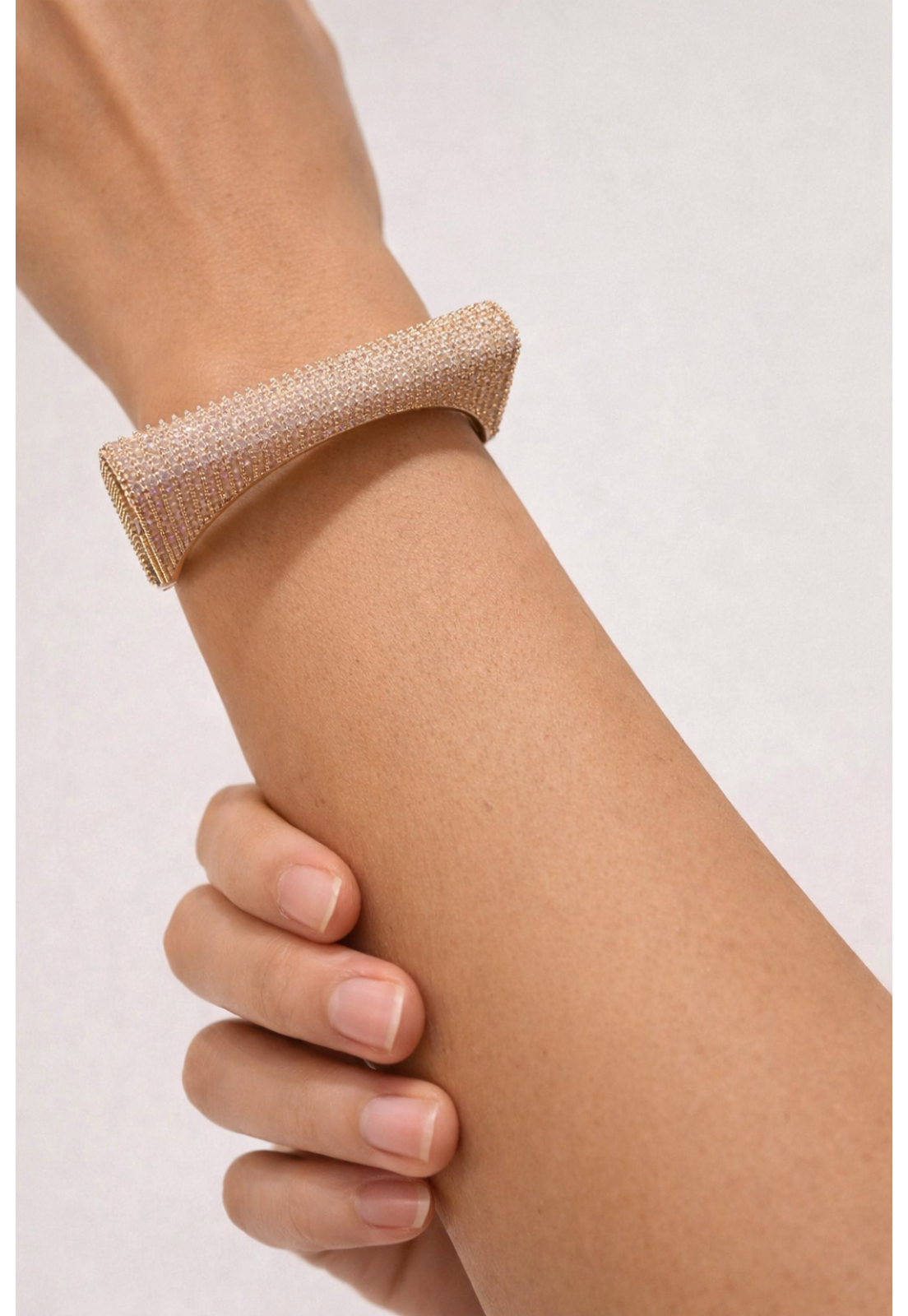 BRACELETE LUXO DOURADO COM CRISTAIS FORMATO QUADRADO PARTE DE CIMA