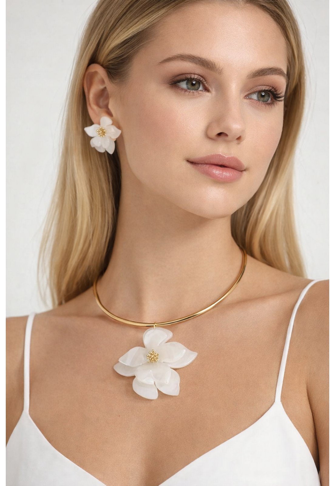 CONJUNTO COLAR E BRINCO DOURADO E FLOR BRANCA