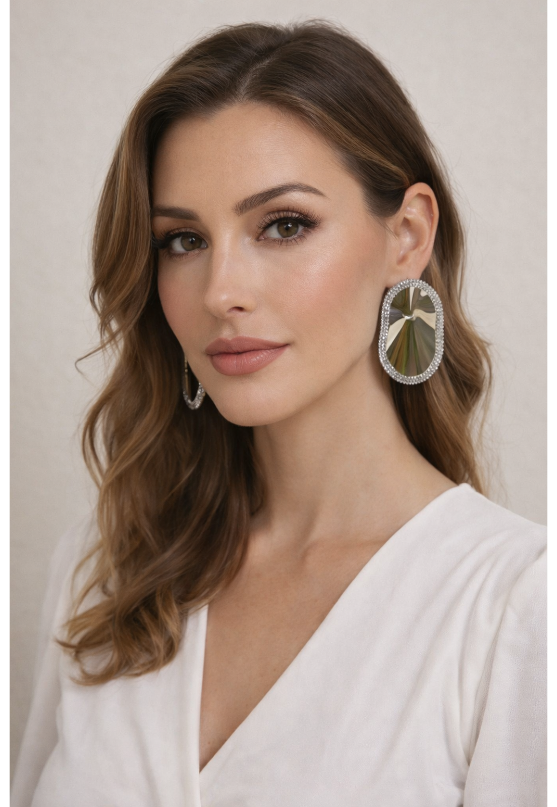 BRINCO PRATA DESIGN ORGANICO E BORDA CRAVEJADA ZIRCONIA