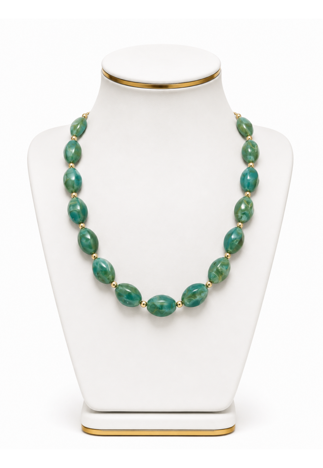 COLAR VERDE JADE COM DETALHES DOURADOS