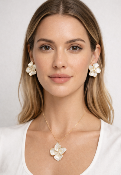 CONJUNTO COLAR E BRINCO DOURADO COM FLOR COR BRANCA