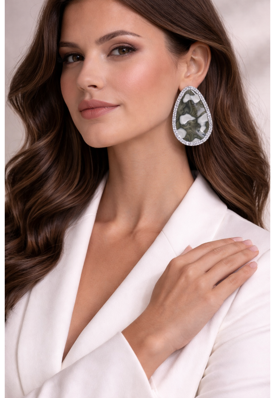 BRINCO PRATA TRIANGULAR DESIGN ORGANICO E BORDA STRASS