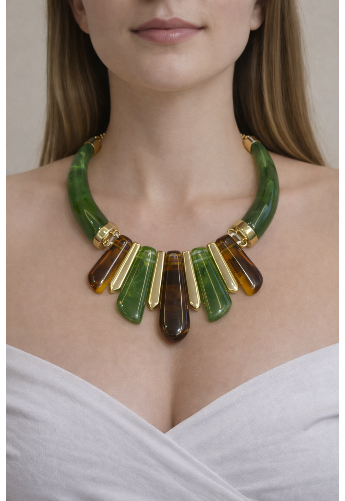 COLAR MAXIMALISTA VERDE, DOURADO E FUMÊ