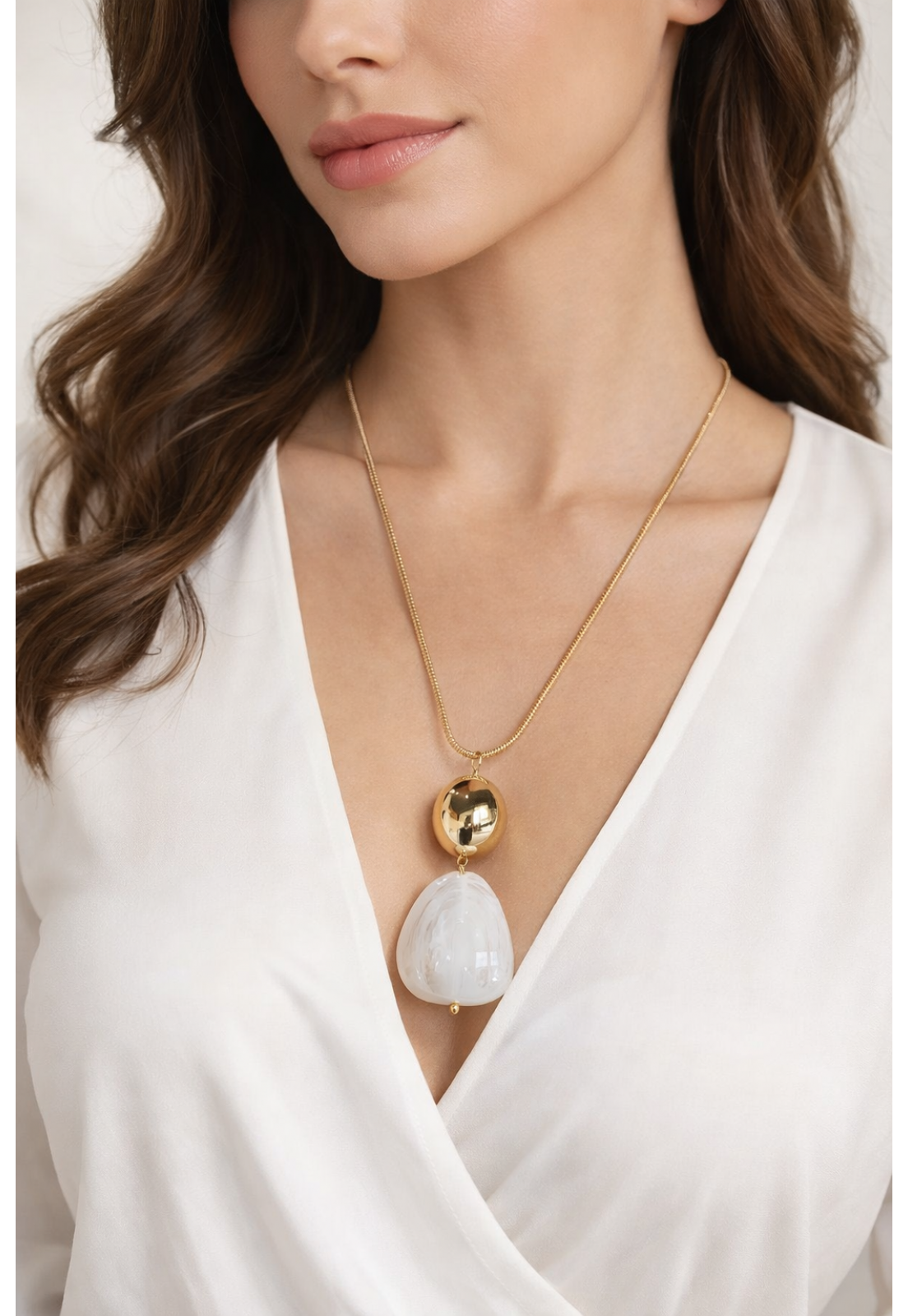 COLAR LONGO DOURADO PINGENTE EM BOLA E PEDRA