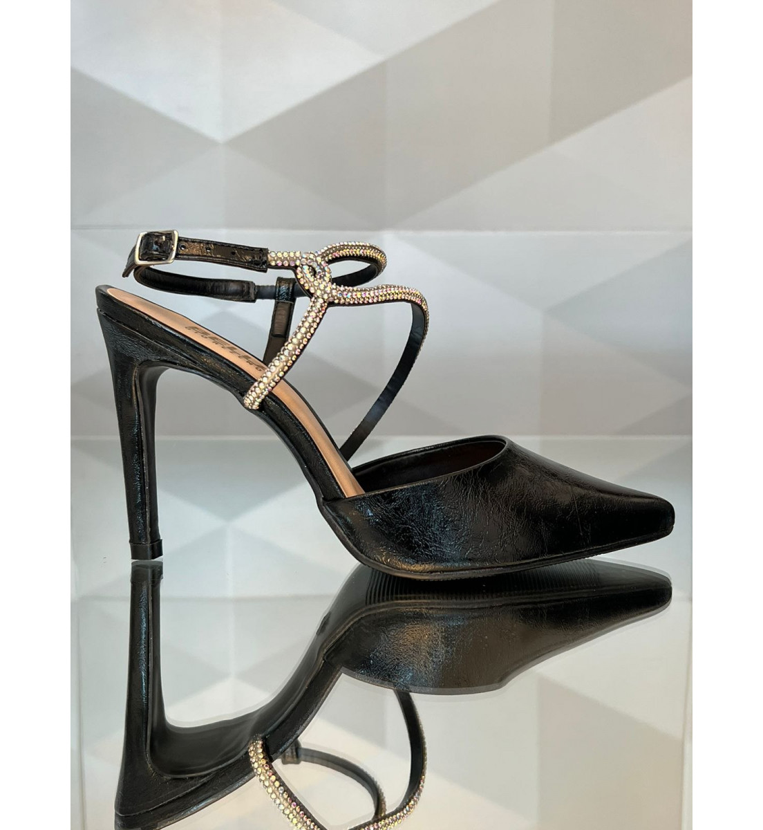 Scarpin Preto Reflexo com detalhes Strass