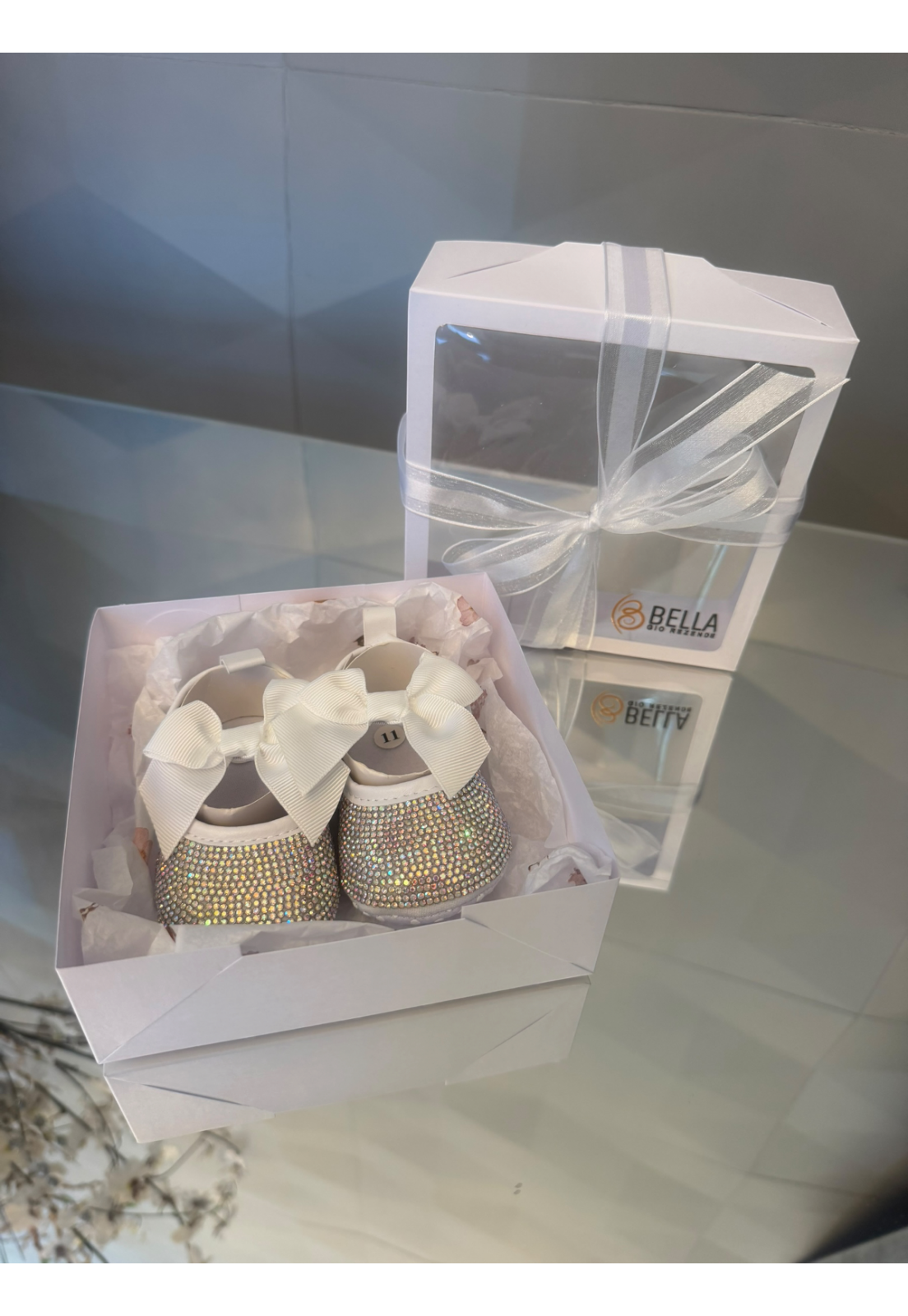 Sapatinho Infantil com Strass e Laço Branco Sapatinho Infantil com Strass e Laço Branco