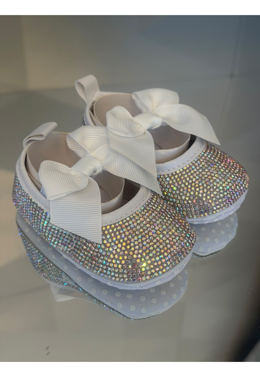 Sapatinho Infantil com Strass e Laço Branco