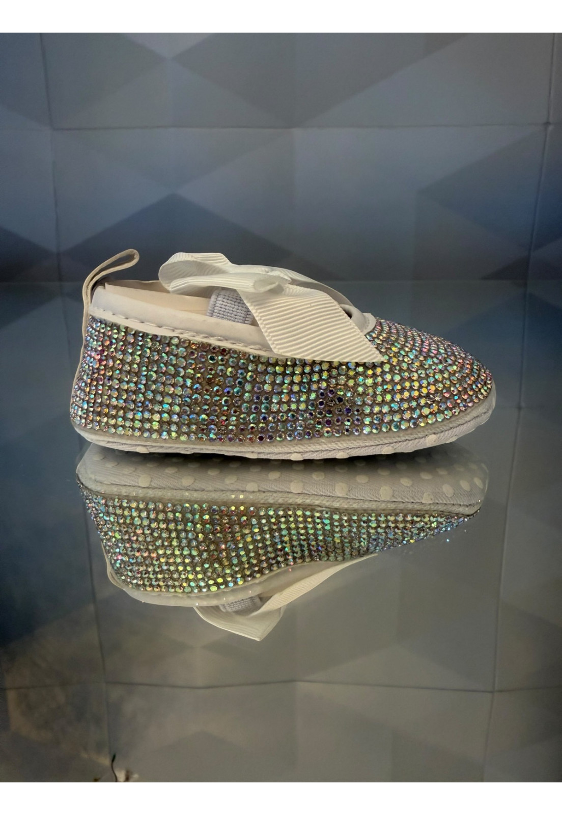 Sapatinho Infantil com Strass e Laço Branco Sapatinho Infantil com Strass e Laço Branco