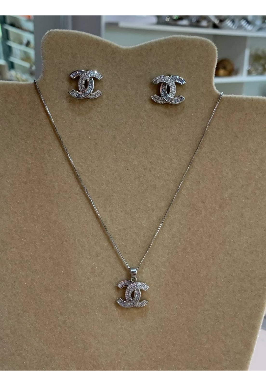 CONJUNTO Inspiração com Zirconias Baguete e Micro Zirconias Ródio Branco CONJUNTO Inspiração com Zirconias Baguete e Micro Zirconias Ródio Branco