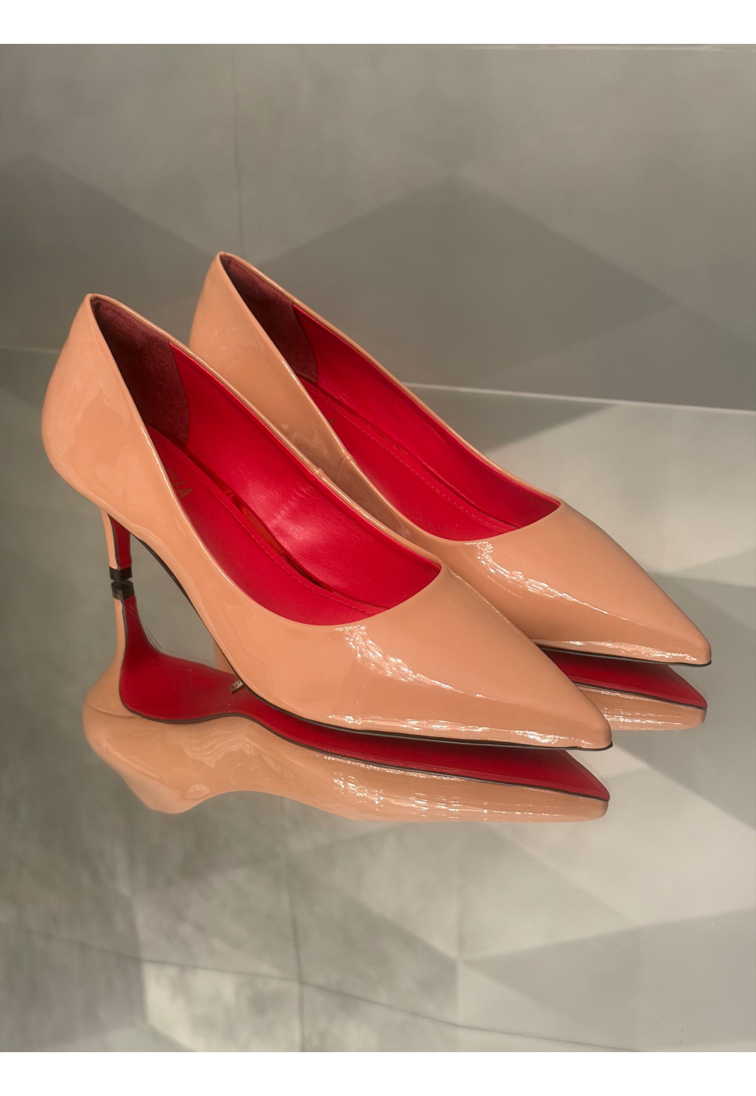 Scarpin Verniz Nude interior Vermelho Salto 5 cm Scarpin Verniz Nude interior Vermelho Salto 5 cm