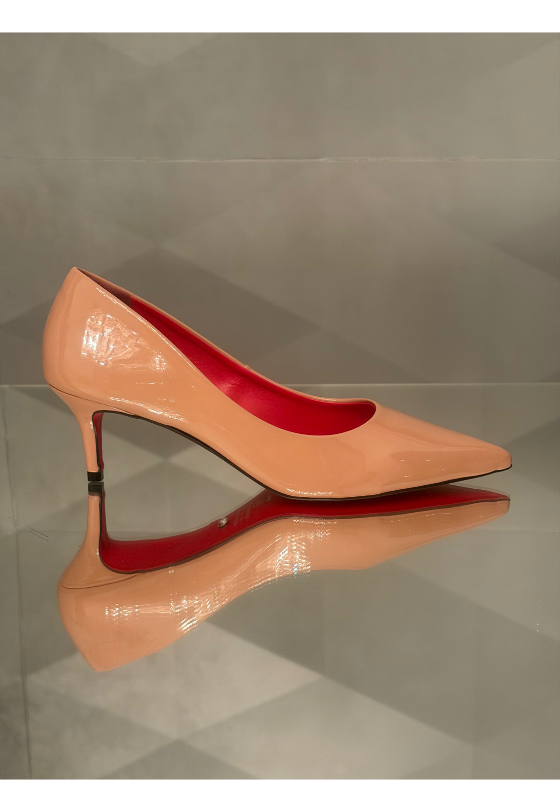 Scarpin Verniz Nude interior Vermelho Salto 5 cm Scarpin Verniz Nude interior Vermelho Salto 5 cm