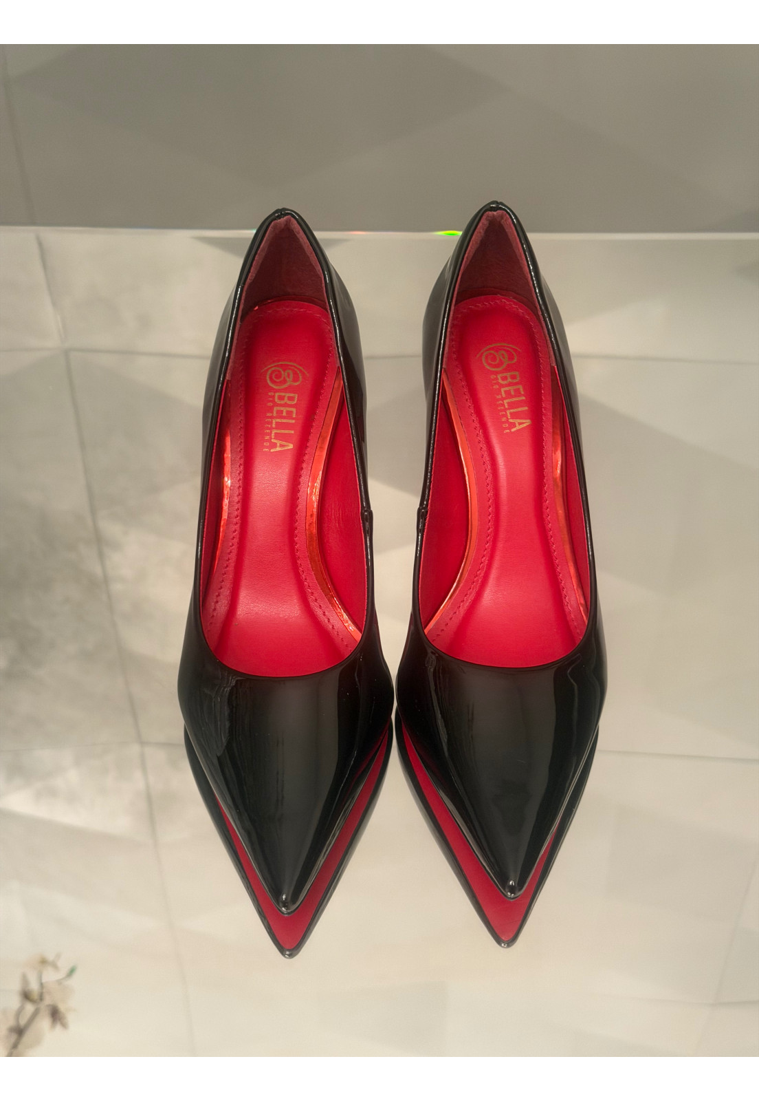 Scarpin Verniz Preto Salto 9cm INTERIOR E SOLA VERMELHO Scarpin Verniz Preto Salto 9cm INTERIOR E SOLA VERMELHO