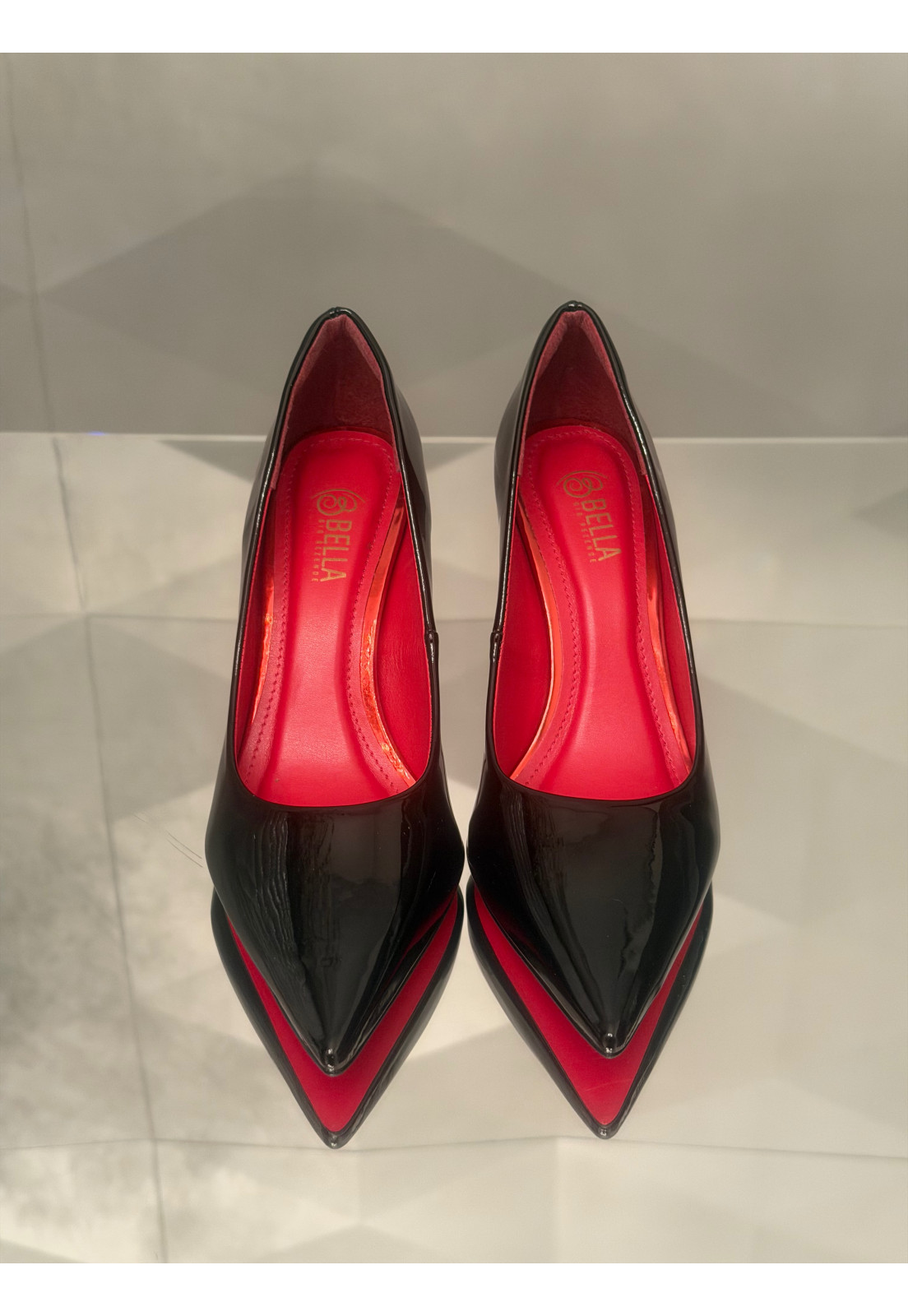 Scarpin Verniz Preto Salto 9cm INTERIOR E SOLA VERMELHO Scarpin Verniz Preto Salto 9cm INTERIOR E SOLA VERMELHO