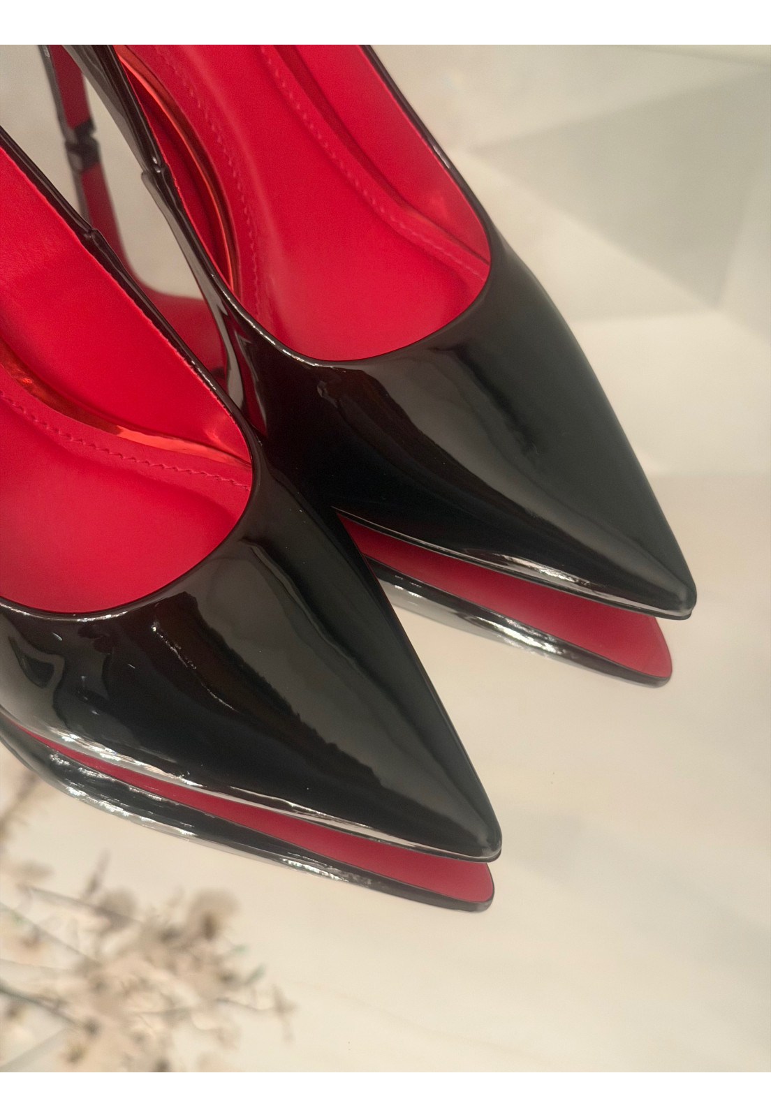 Scarpin Verniz Preto Salto 9cm INTERIOR E SOLA VERMELHO Scarpin Verniz Preto Salto 9cm INTERIOR E SOLA VERMELHO