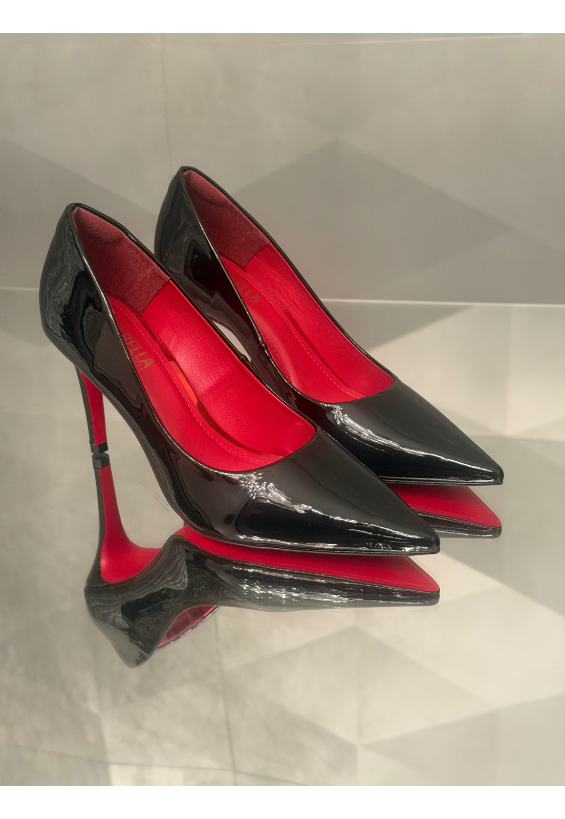 Scarpin Verniz Preto Salto 9cm INTERIOR E SOLA VERMELHO Scarpin Verniz Preto Salto 9cm INTERIOR E SOLA VERMELHO