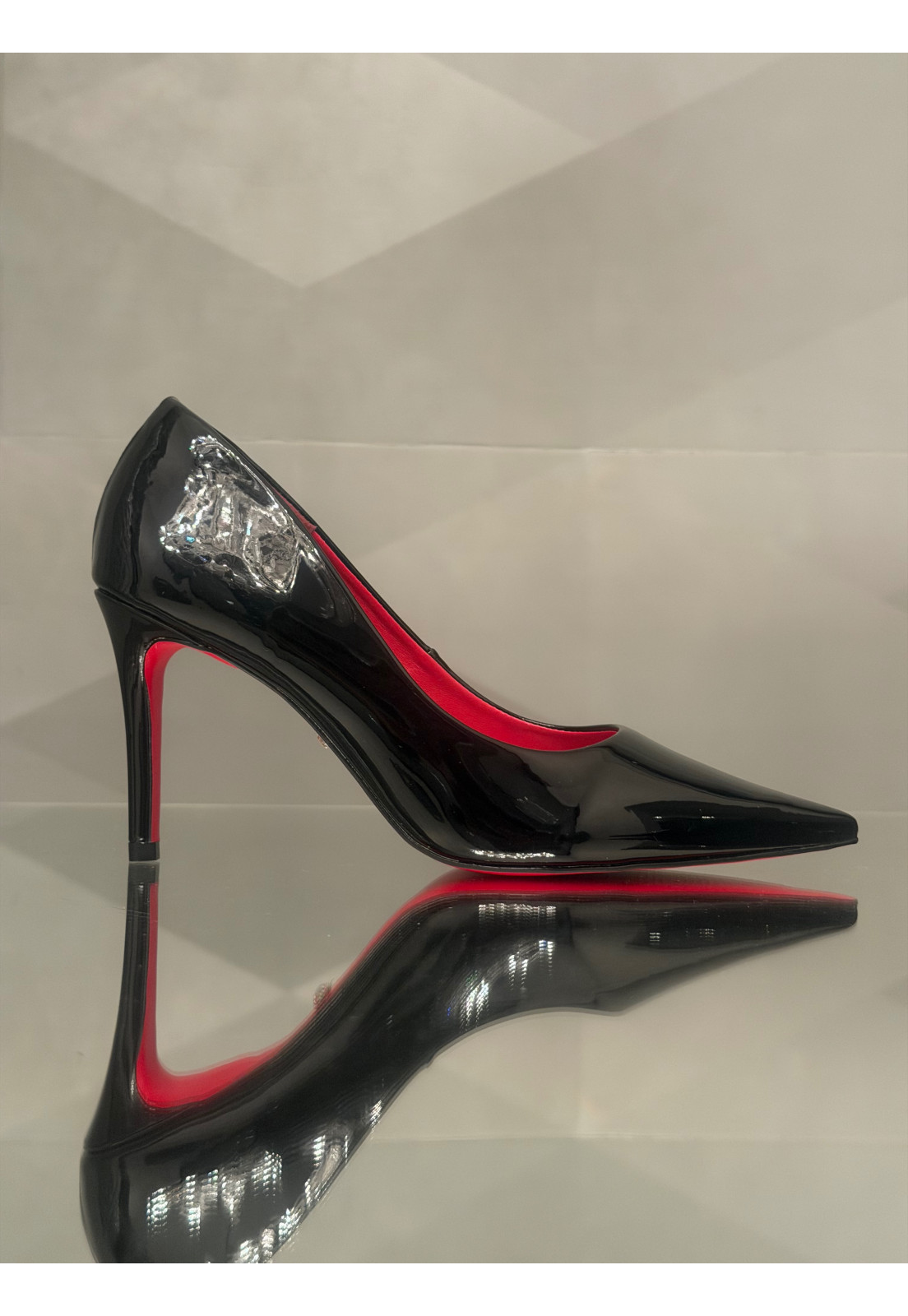 Scarpin Verniz Preto Salto 9cm INTERIOR E SOLA VERMELHO Scarpin Verniz Preto Salto 9cm INTERIOR E SOLA VERMELHO