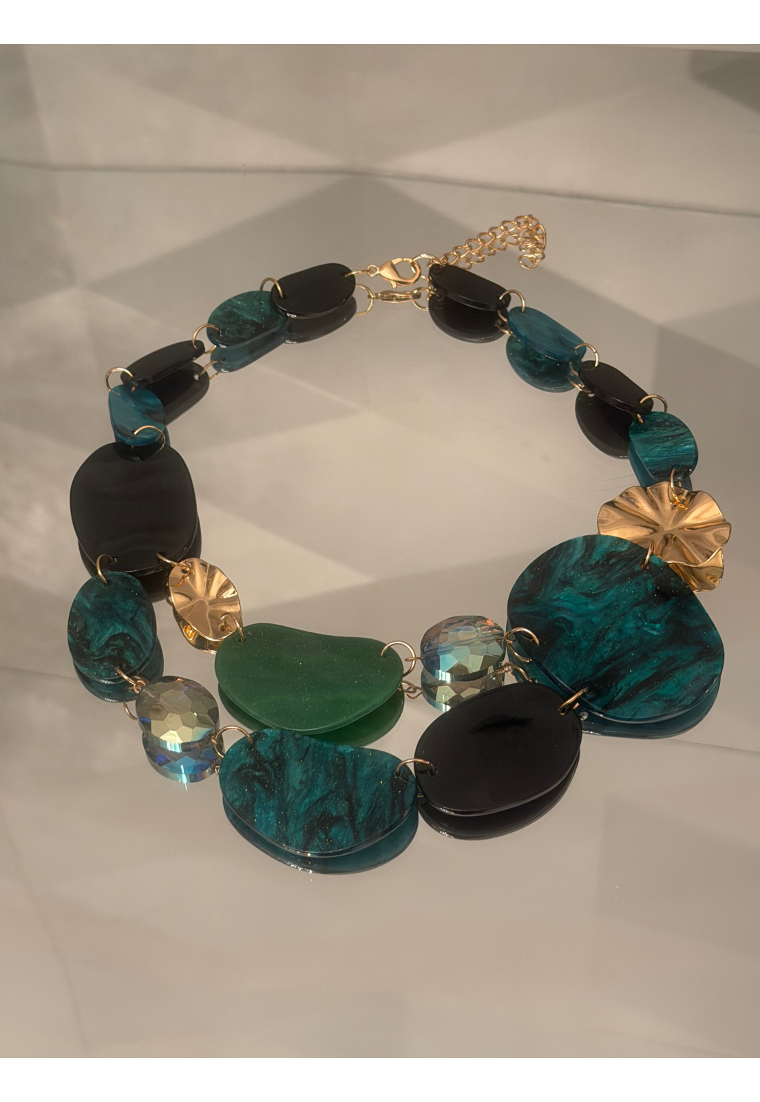 COLAR MAXIMALISTA TONS DE VERDE PRETO E DOURADO COLAR MAXIMALISTA TONS DE VERDE PRETO E DOURADO