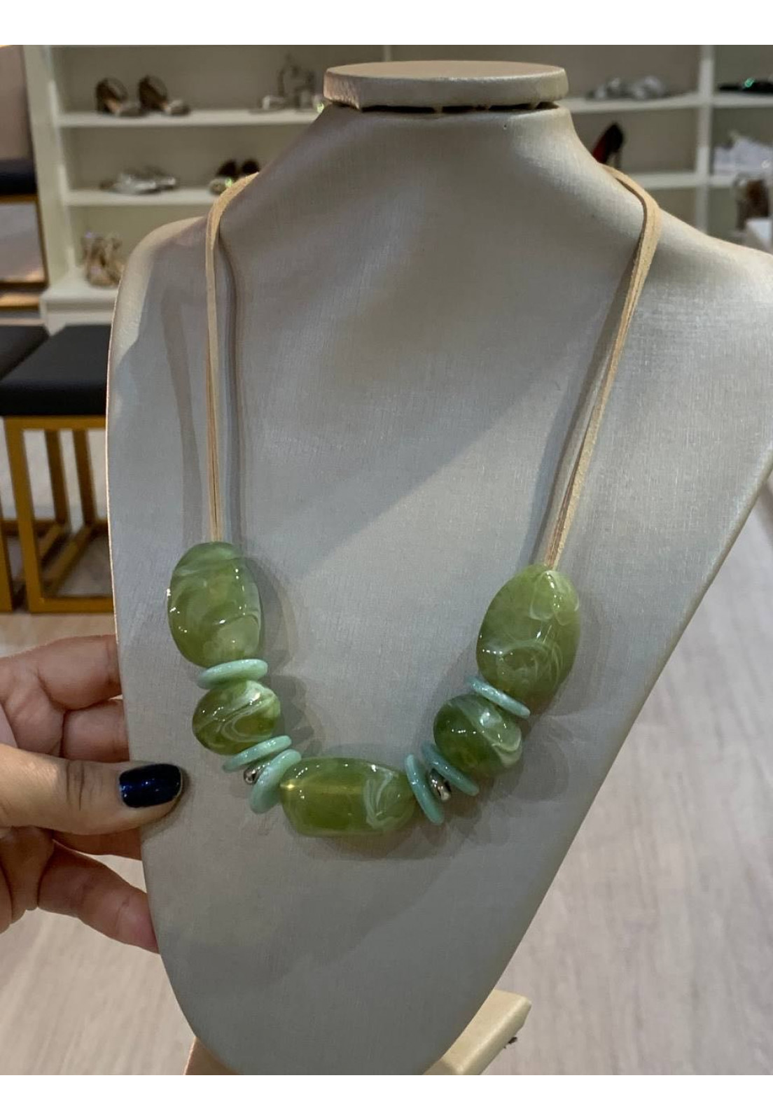 COLAR VERDE CLARO E CORDÃO NUDE COLAR VERDE CLARO E CORDÃO NUDE