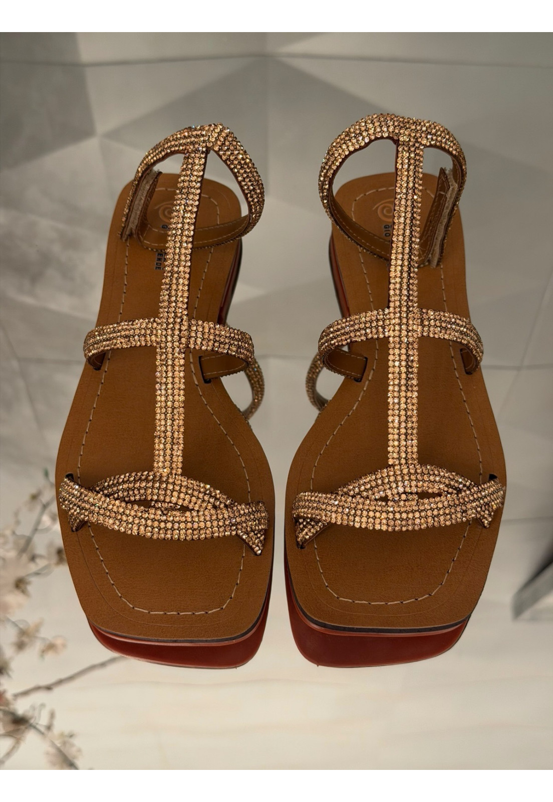 Rasteira em Couro Estilo Gladiadora com Brilho Dourado Rasteira em Couro Estilo Gladiadora com Brilho Dourado