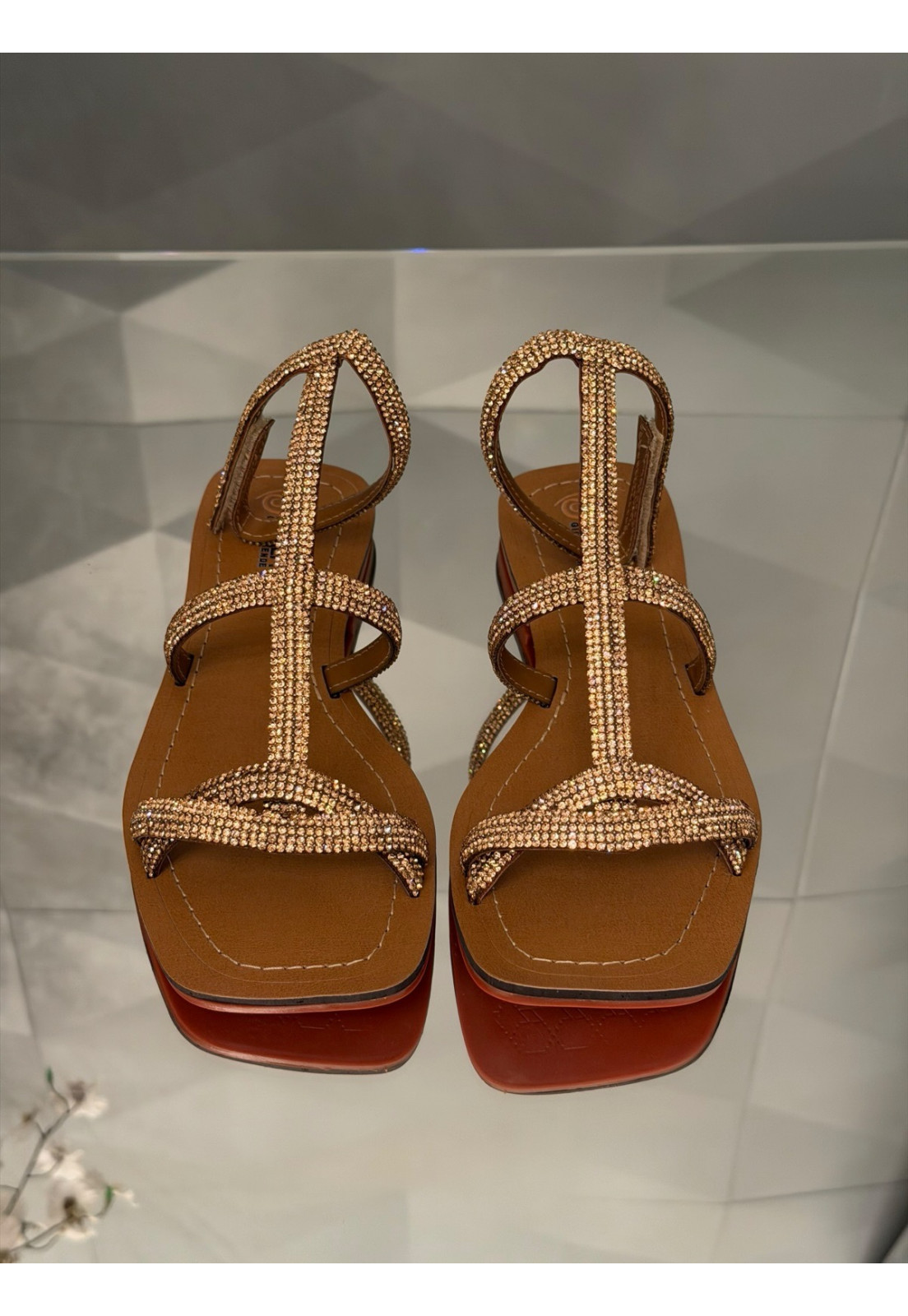 Rasteira em Couro Estilo Gladiadora com Brilho Dourado Rasteira em Couro Estilo Gladiadora com Brilho Dourado