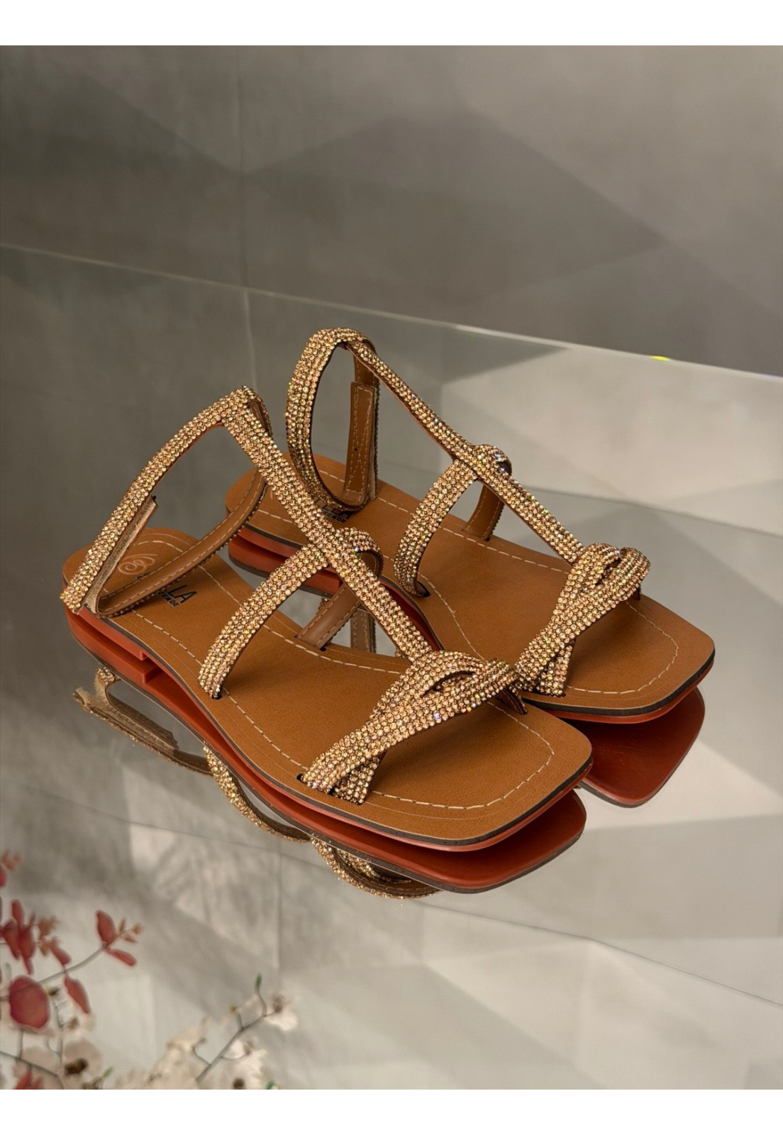 Rasteira em Couro Estilo Gladiadora com Brilho Dourado Rasteira em Couro Estilo Gladiadora com Brilho Dourado