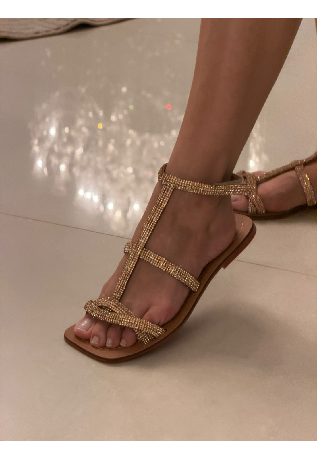 Rasteira em Couro Estilo Gladiadora com Brilho Dourado