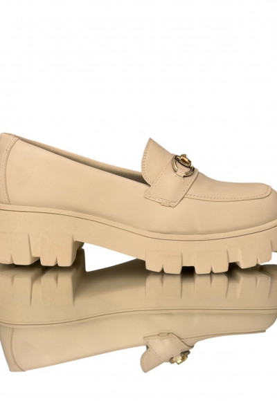 Mocassim Off White Tratorado Fivela dourada
