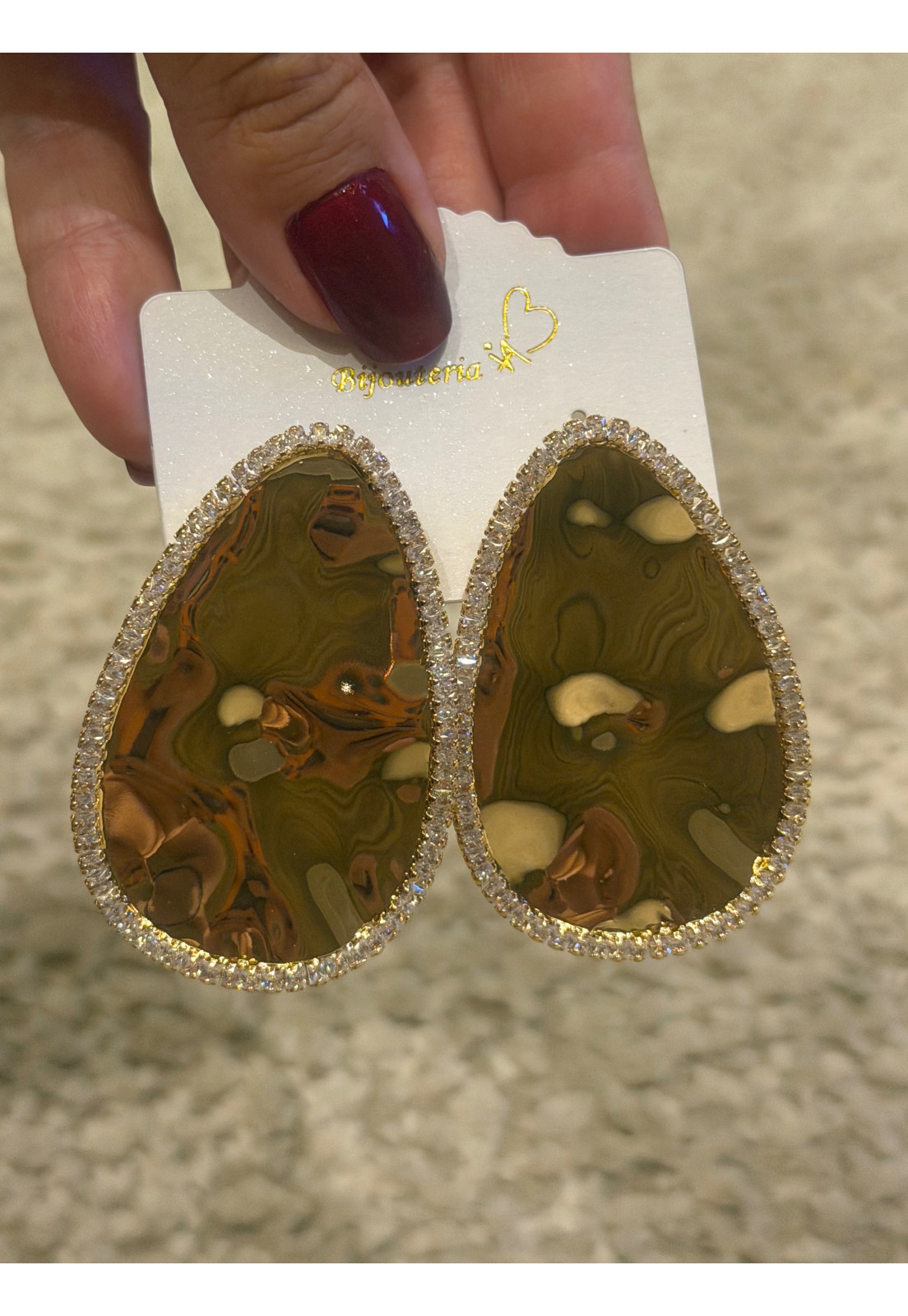 BRINCO DOURADO DESIGN ORGANICO TRIANGULAR E BORDA STRASS BRINCO DOURADO DESIGN ORGANICO TRIANGULAR E BORDA STRASS