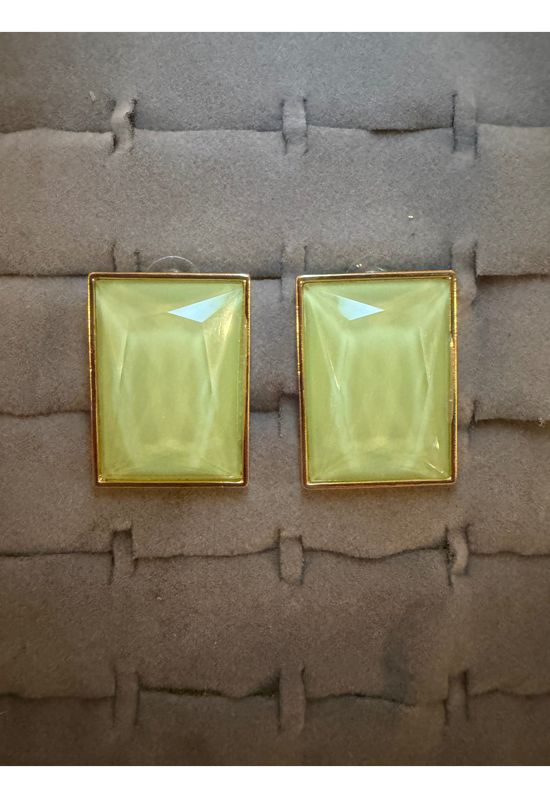 BRINCO RETANGULAR DOURADO VERDE BRINCO RETANGULAR DOURADO VERDE