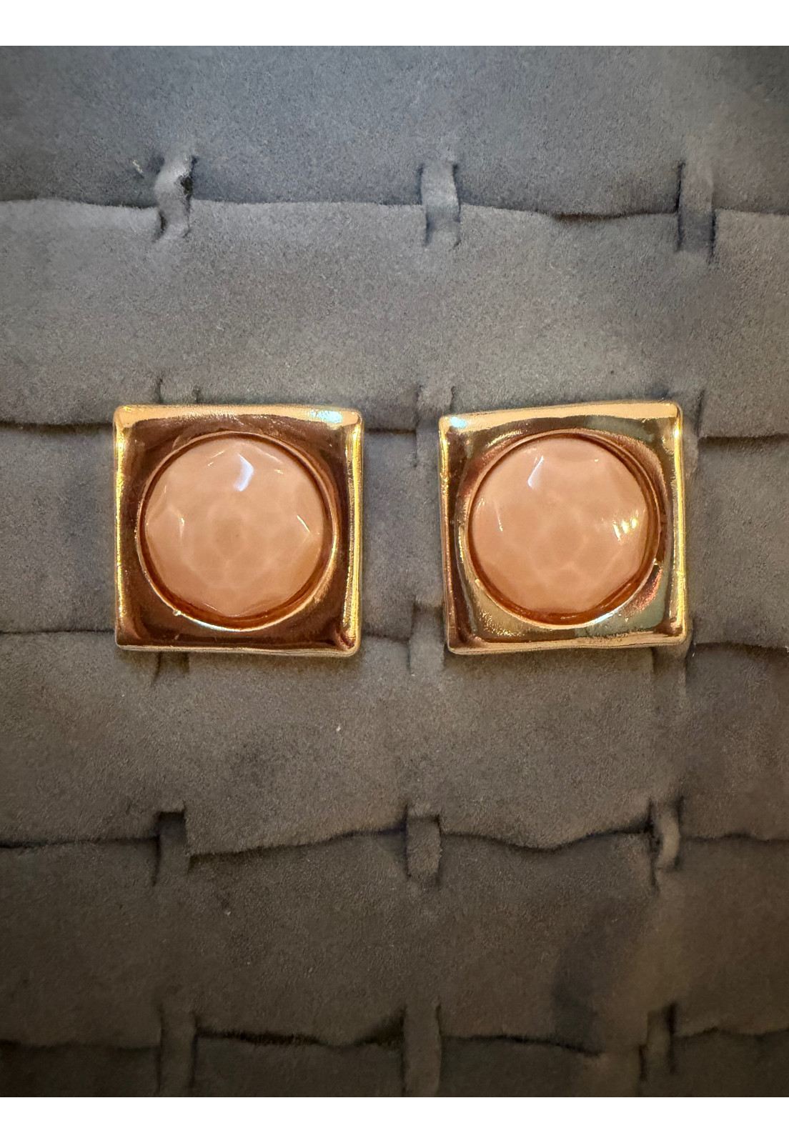 BRINCO QUADRADO DOURADO COM PEDRA ROSE BRINCO QUADRADO DOURADO COM PEDRA ROSE