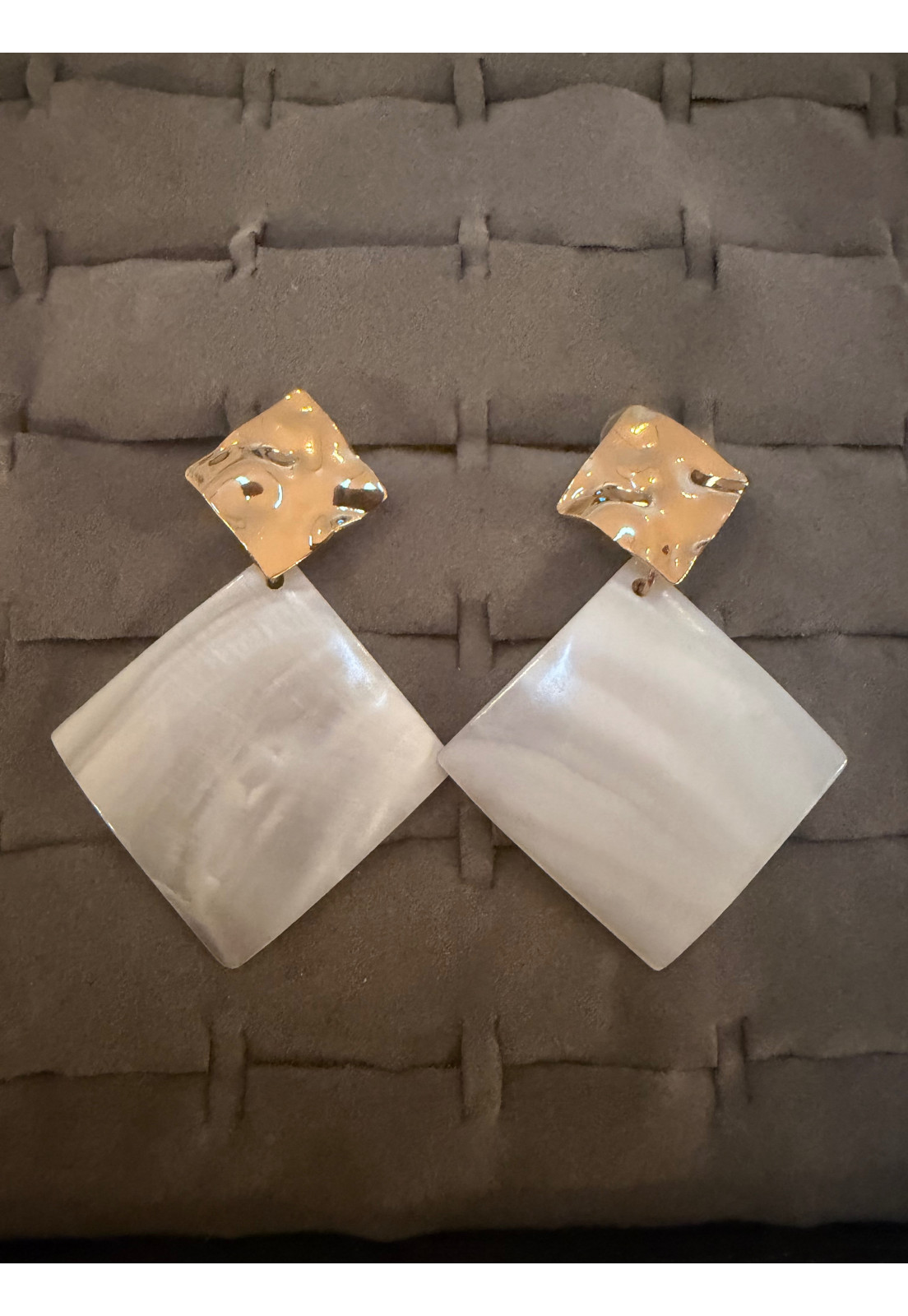 BRINCO QUADRADO DOURADO COM MADREPEROLA BRINCO QUADRADO DOURADO COM MADREPEROLA