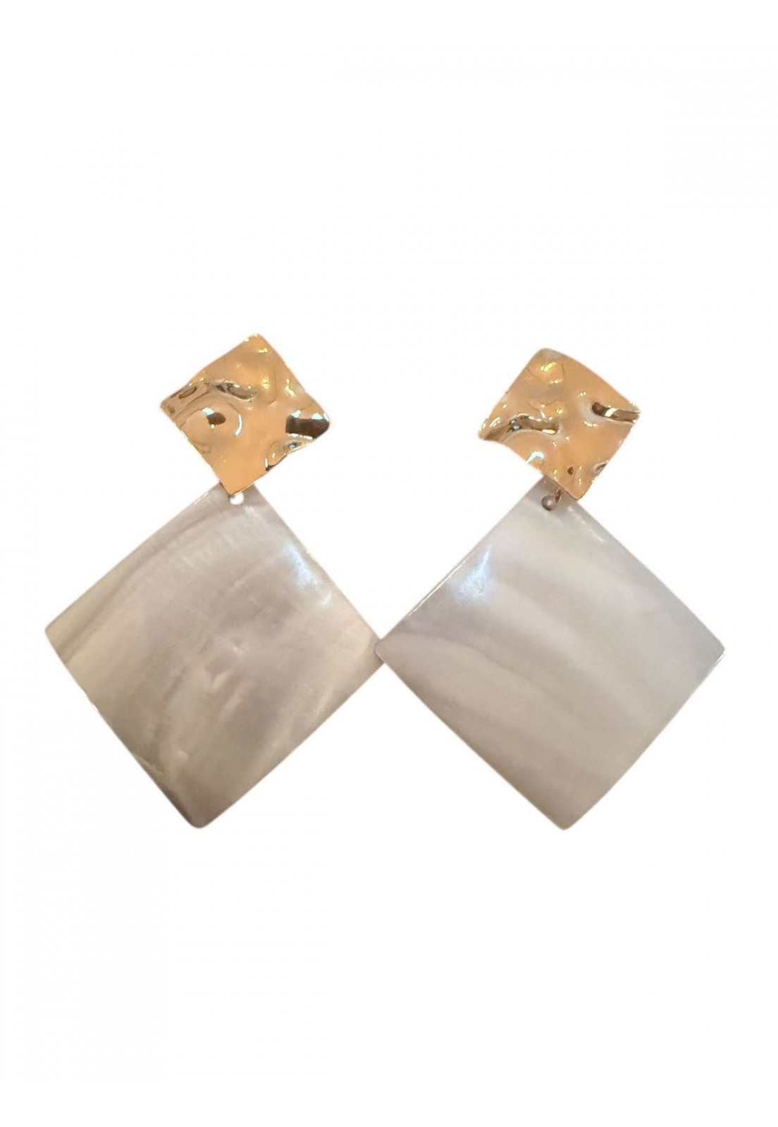 BRINCO QUADRADO DOURADO COM MADREPEROLA