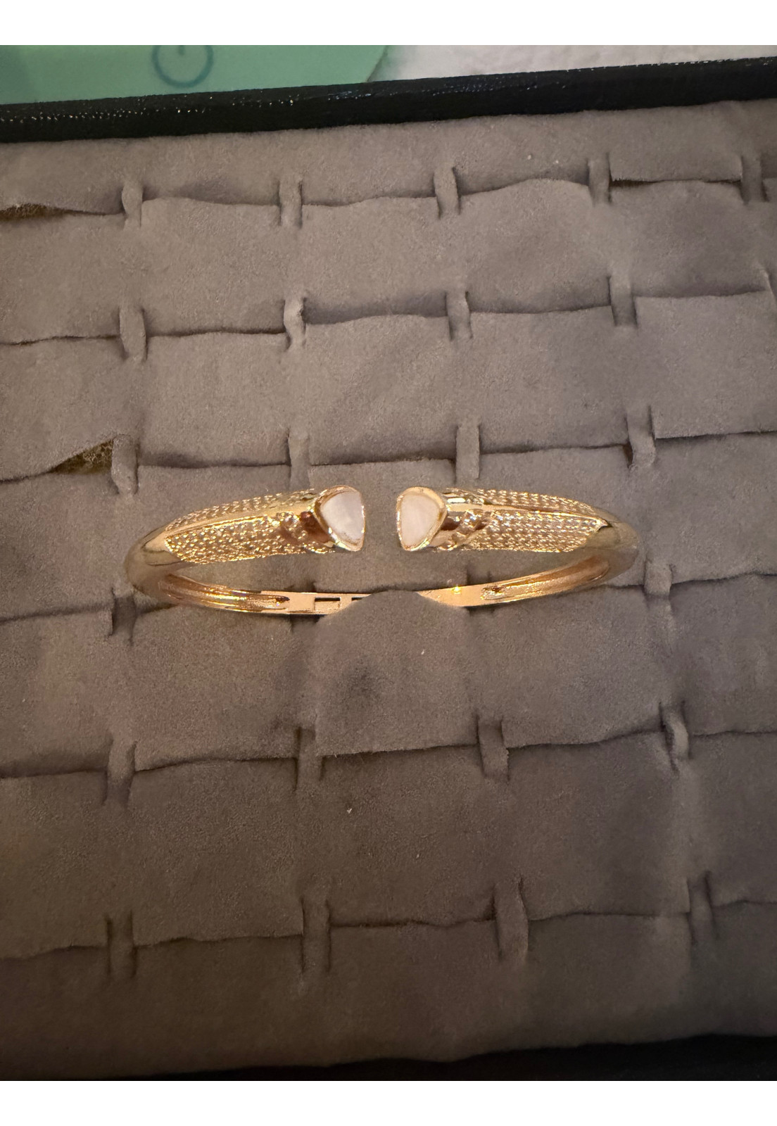 BRACELETE DOURADO INSPIRAÇÃO CRAVEJADO NAS PONTAS BRACELETE DOURADO INSPIRAÇÃO CRAVEJADO NAS PONTAS