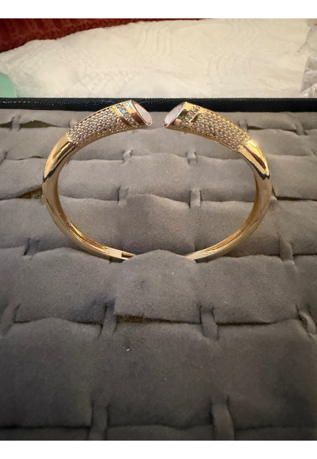 BRACELETE DOURADO INSPIRAÇÃO CRAVEJADO NAS PONTAS BRACELETE DOURADO INSPIRAÇÃO CRAVEJADO NAS PONTAS