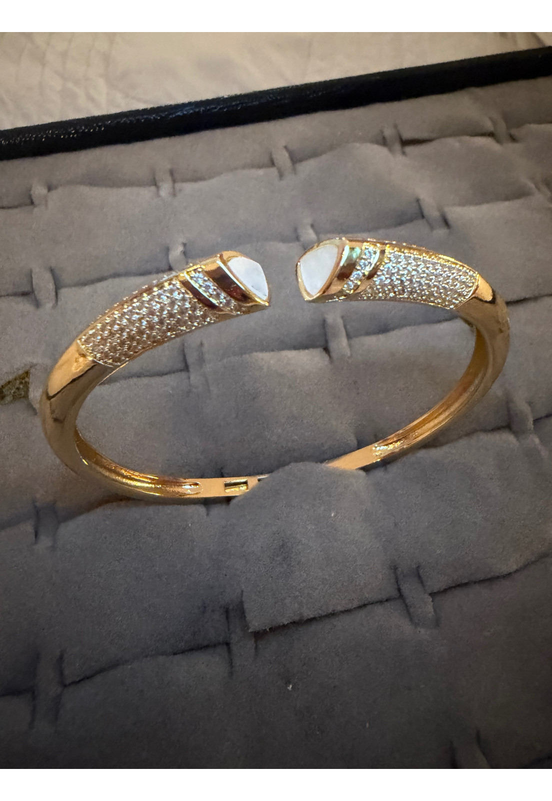 BRACELETE DOURADO INSPIRAÇÃO CRAVEJADO NAS PONTAS BRACELETE DOURADO INSPIRAÇÃO CRAVEJADO NAS PONTAS